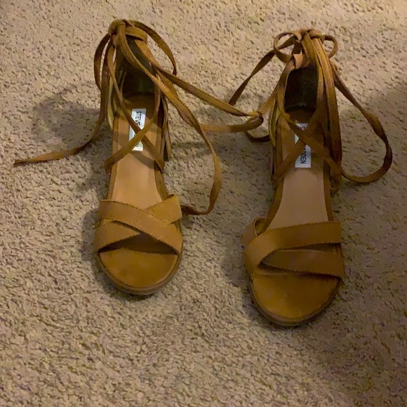 Steve Madden Shoes - Selling brown Steven Madden Sandals size 8.